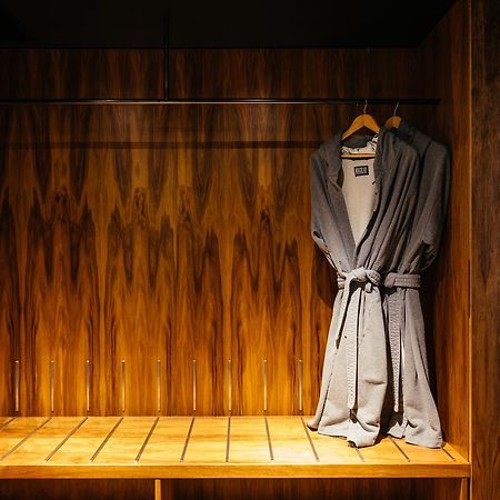 Macq 01 Hotel Hobart Extérieur photo A bathrobe hanging on a wooden bench